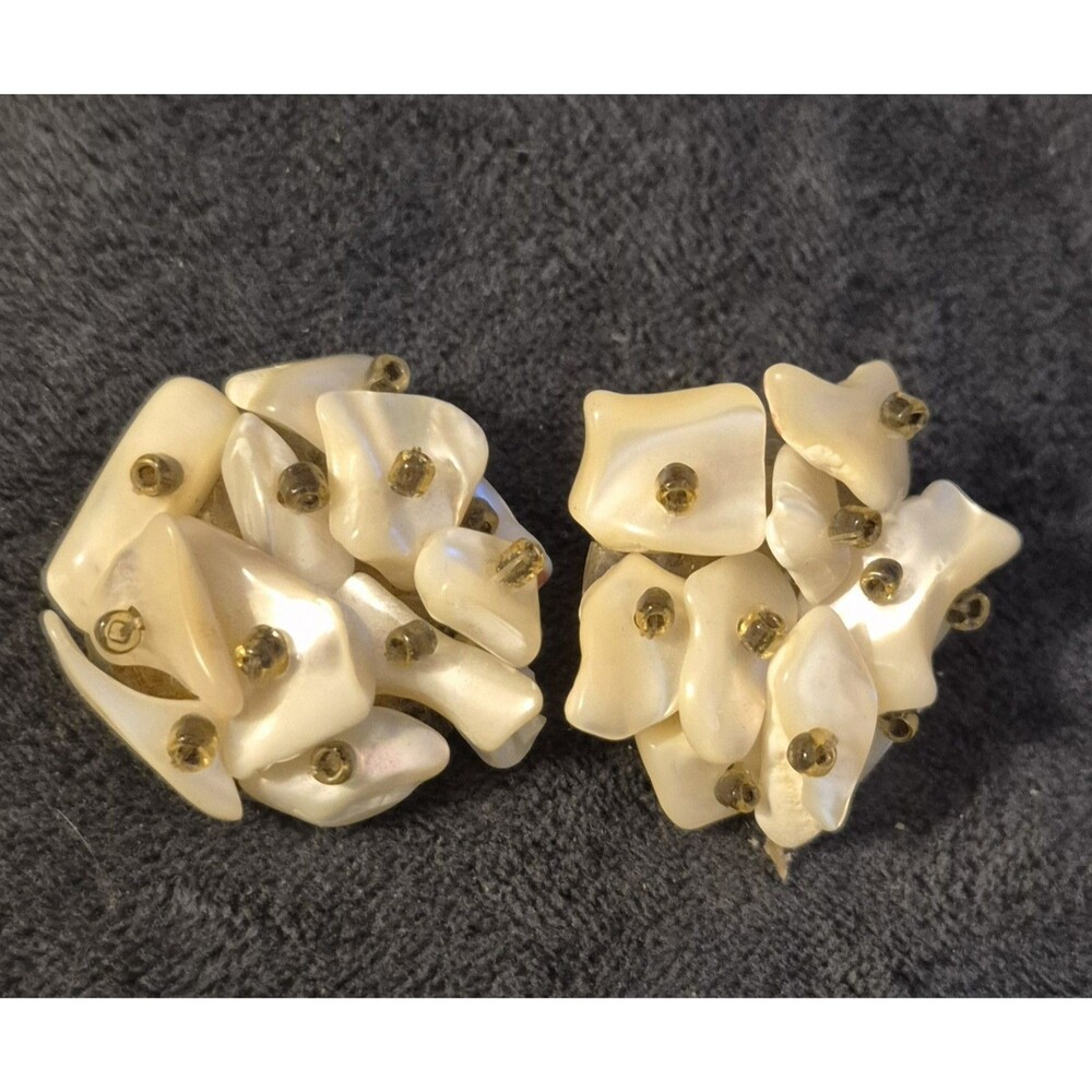 Vintgage Mid Century Mother Of Pearl Cluster Clip On Earrings
